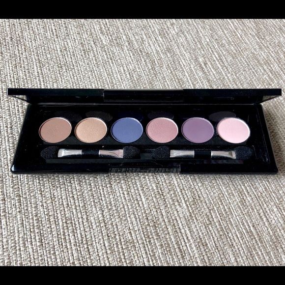 Makeover Essentials eye shadow compact - Picture 3 of 6